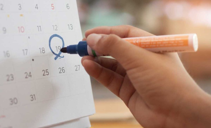 Calendario, mano con pennarello
