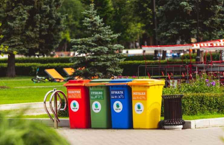 bidoni della spazzatura per strada