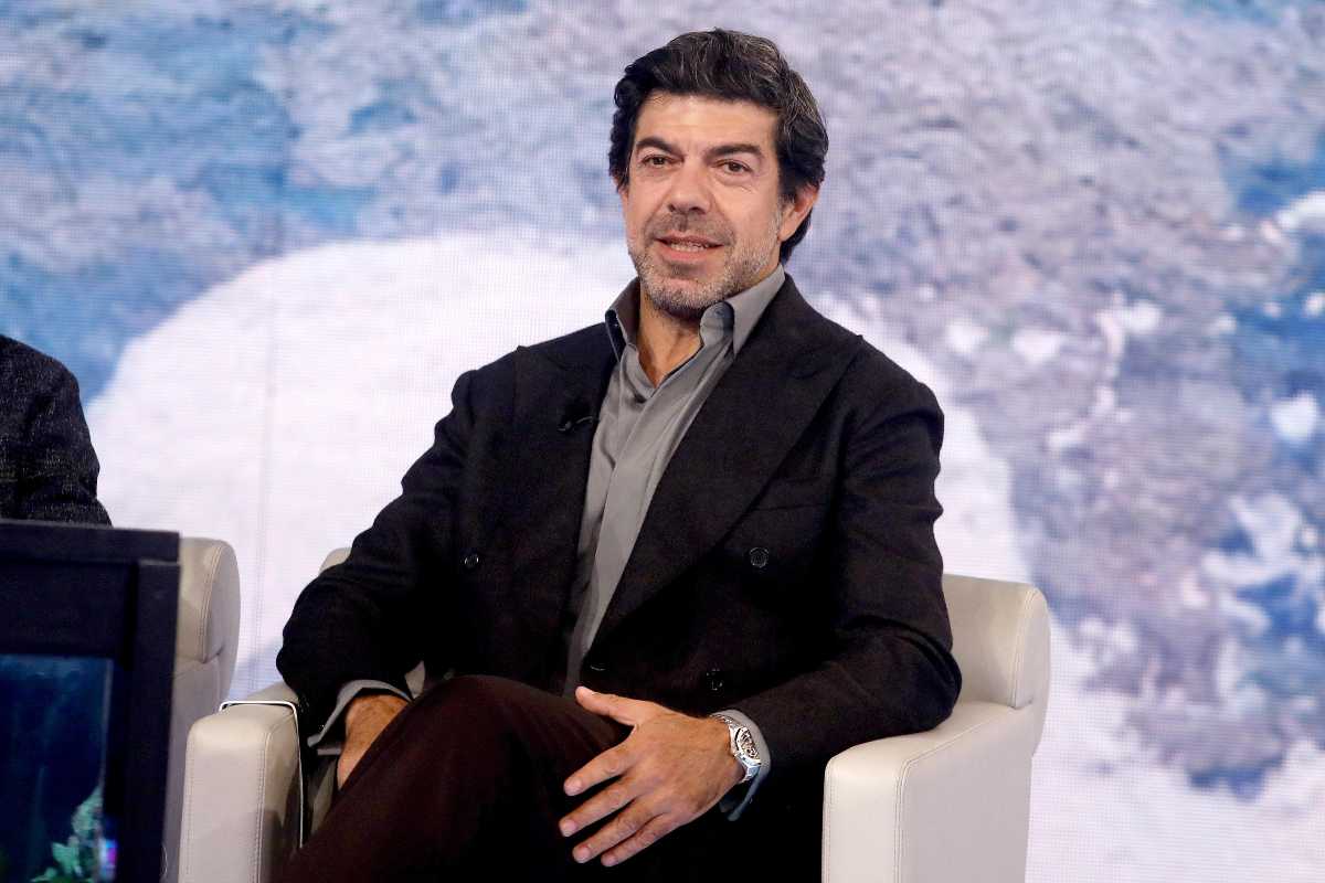 favino seduto