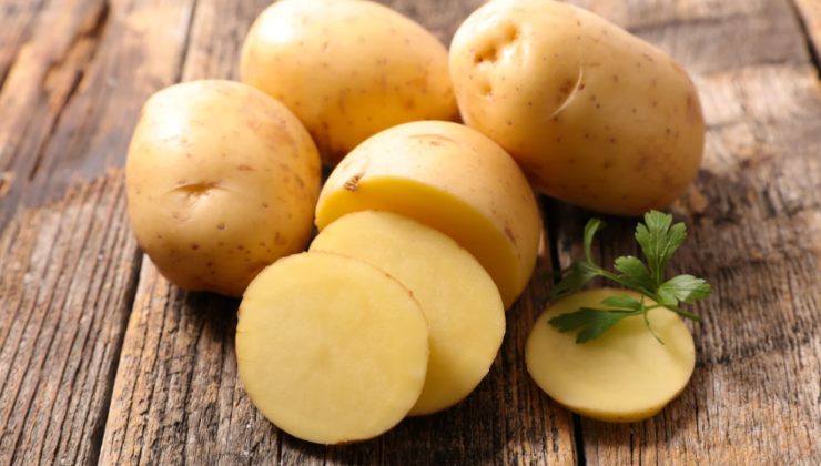 Patate crude su un tagliere